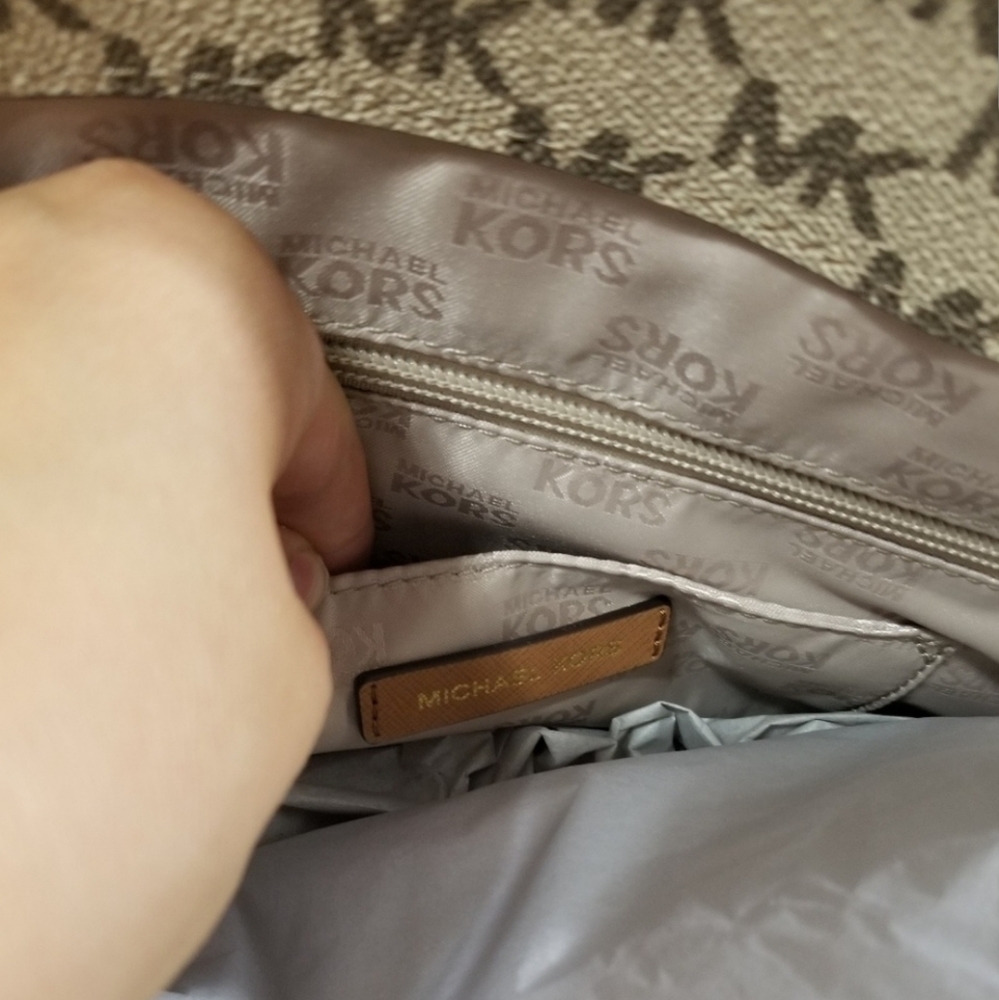 MICHAEL KORS Jet Set LG Pkt Tote w/Matching Wallet - Picture 5 of 8